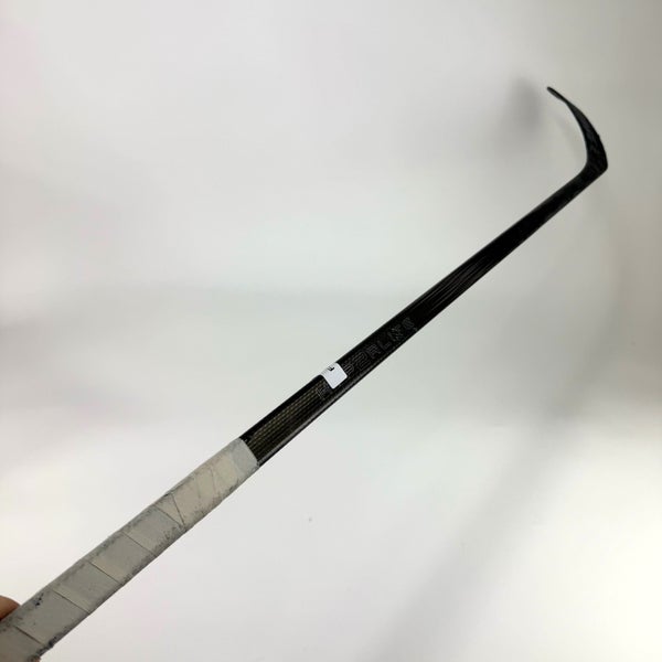 Used Right Black Bauer Vapor Hyperlite 2 | 87 Flex Mackinnon Pro Curve Grip | F304