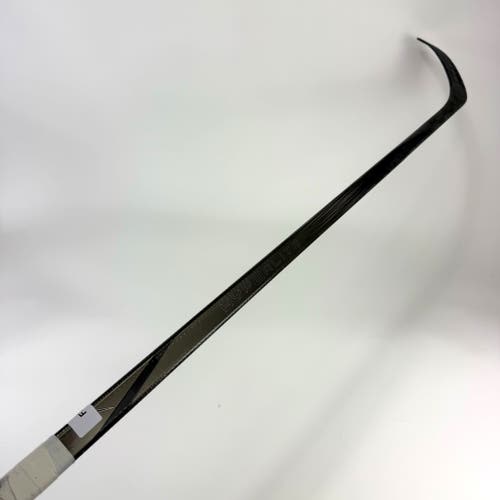 Used Right Black Bauer Vapor Hyperlite 2 | 87 Flex Mackinnon Pro Curve Grip | F305