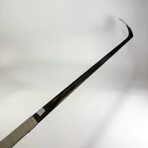 Used Right Black Bauer Vapor Hyperlite 2 | 70 Flex P46 Curve Grip | F321