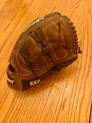 Wilson A2000 B2 RH Pitcher's Baseball Glove 12" (Used)