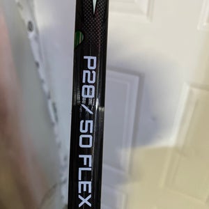 Junior Bauer Vapor FlyLite Right Handed Hockey Stick P28 50 Flex (New)