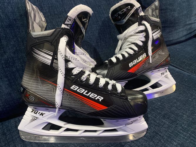 2022 Bauer Vapor X3 Hockey Skates Regular Width 9.5 (Used)