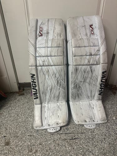 31" Vaughn Velocity V10 Goalie Leg Pads (Used)