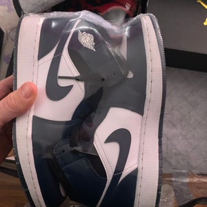 Unisex 5.5Y (Big Kids / Youth) Youth Air Jordan Jordan 1 mid Shoes (Used)