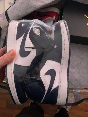 Unisex 5.5Y (Big Kids / Youth) Youth Air Jordan Jordan 1 mid Shoes (Used)