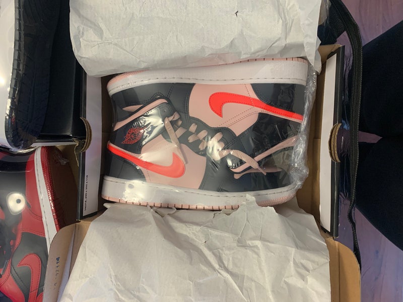 Unisex 5.5Y (Big Kids / Youth) Youth Air Jordan Jordan 1 mid Shoes (Used)