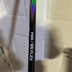Intermediate Bauer Vapor FlyLite Right Handed Hockey Stick P28 65 Flex (New)