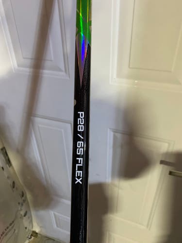Intermediate Bauer Vapor FlyLite Right Handed Hockey Stick P28 65 Flex (New)