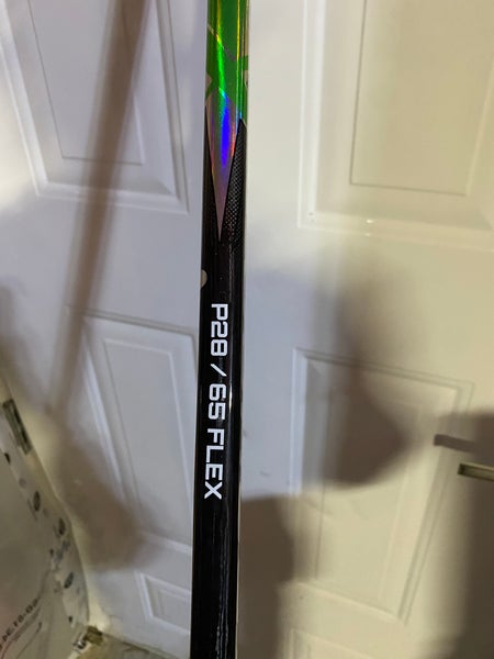 Intermediate Bauer Vapor FlyLite Right Handed Hockey Stick P28 65 Flex (New)