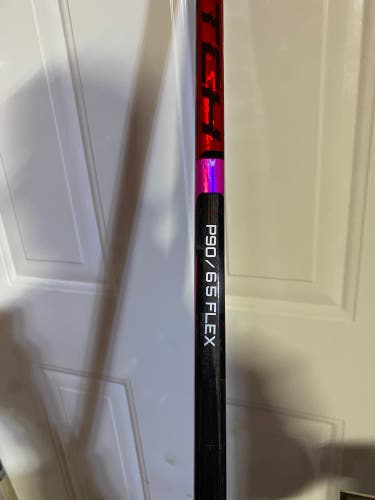 Intermediate Bauer Twitch Right Handed Hockey Stick P90 65 Flex (New)