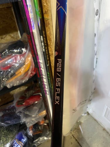Intermediate Bauer Vapor FlyLite Right Handed Hockey Stick P28 65 Flex (New)