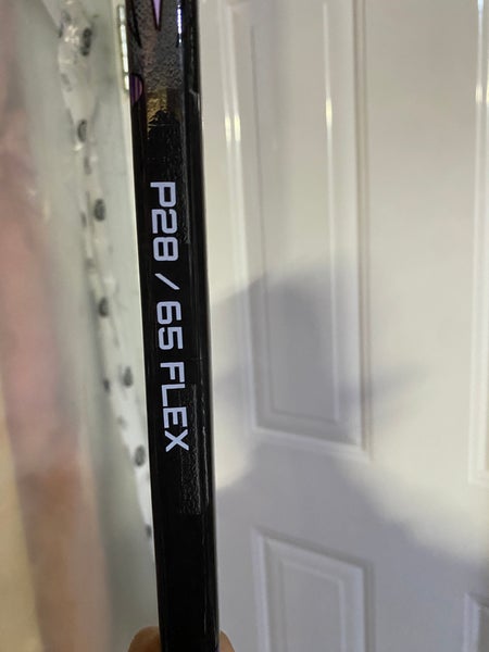 Intermediate Bauer Vapor FlyLite Right Handed Hockey Stick P28 65 Flex (New)