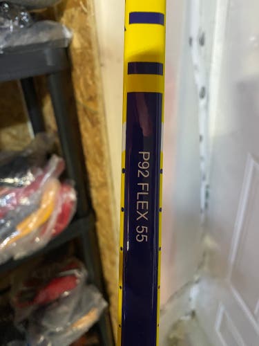 Intermediate Bauer Vapor Hyperlite 2 Right Handed Hockey Stick P92 55 Flex (New)