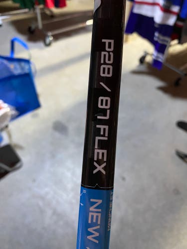 Senior Bauer Vapor FlyLite Right Handed Hockey Stick P28 87 Flex (New)