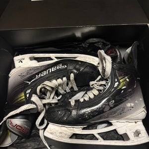 2023 Bauer Vapor Hyperlite 2 Hockey Skates Wide Width 8.5 (Used)