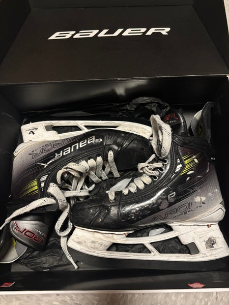 2023 Bauer Vapor Hyperlite 2 Hockey Skates Wide Width 8.5 (Used)