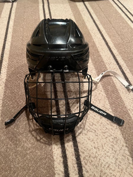 Medium Bauer Re-Akt 150 Helmet (Used)