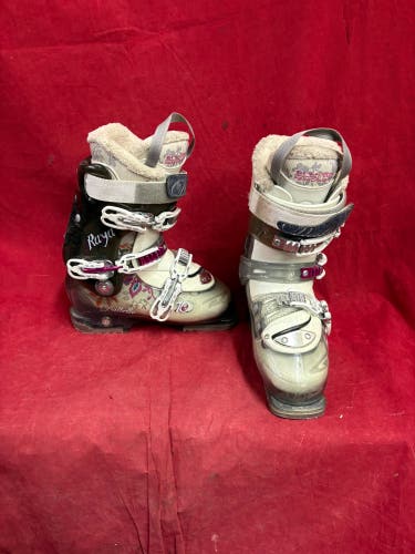 Ski Boots: Mondo 23 & 23.5 Women's Dalbello Ski Boots (Used)