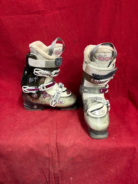 Ski Boots: Mondo 23 & 23.5 Women's Dalbello Ski Boots (Used)