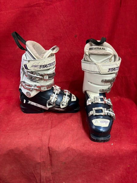 Ski Boots: Mondo 23 & 23.5 Tecnica Ski Boots (Used)