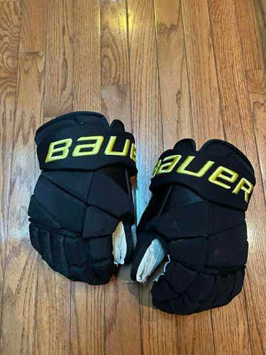Bauer Vapor Hyperlite Gloves Pro Stock Retro Vancouver Canucks
