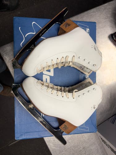 Risport Figure Skates Adult 7 (Used)