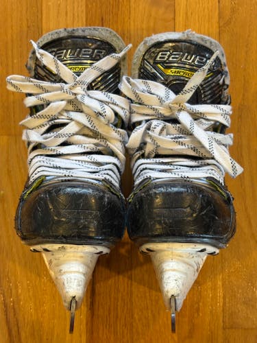 2023 Bauer Ignite Pro Hockey Skates Regular Width 6.5 (Used)