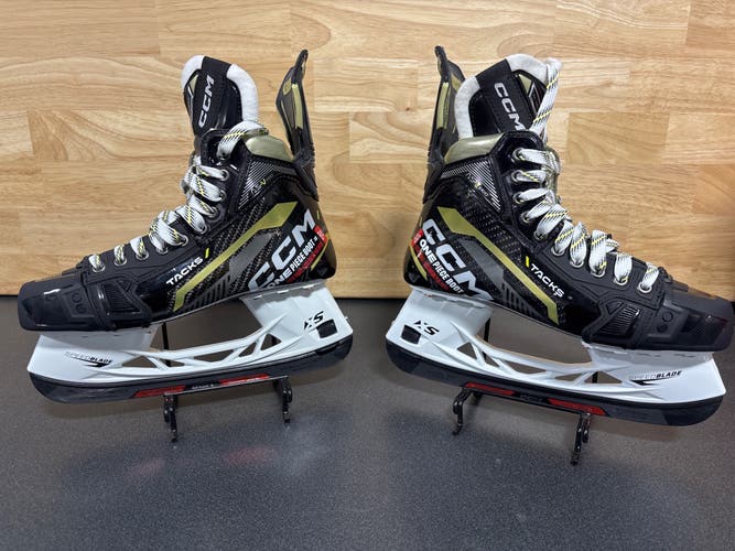 Mismatched see description 2022 CCM AS-V Pro Hockey Skates 7 (New)