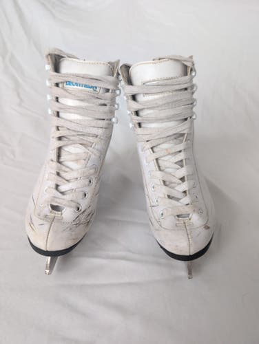 Decathlon Figure Skates Junior 2 (Used)