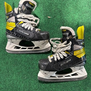 Junior Bauer Supreme 3S Hockey Skates (Regular) Size 2 (Used)