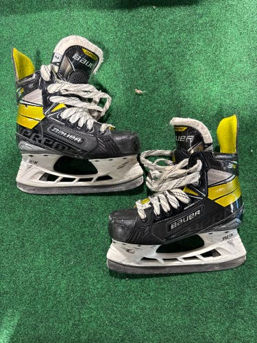 Junior Bauer Supreme 3S Hockey Skates (Regular) Size 2 (Used)
