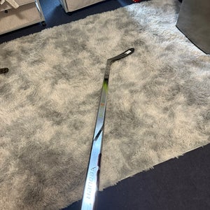 Bauer Vapor Hyperlite 2 Right Handed Hockey Stick P28 77 Flex (New)