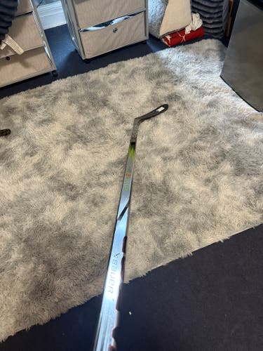 Bauer Vapor Hyperlite 2 Right Handed Hockey Stick P28 77 Flex (New)