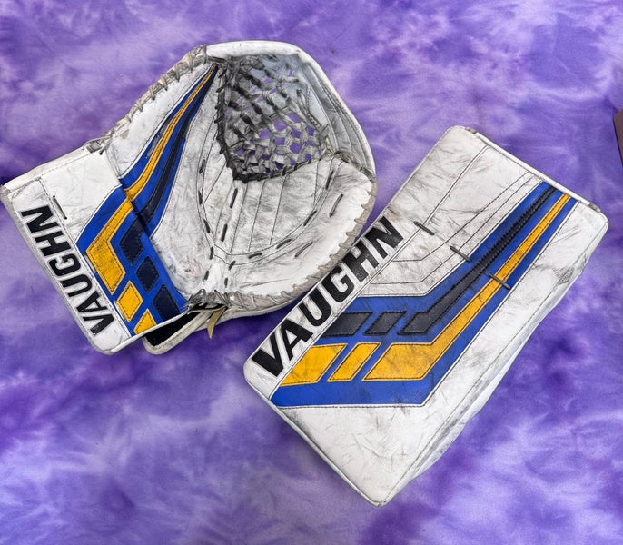 Blue Senior Vaughn VE8 Pro Carbon Goalie Gloves & Blockers Regular (Used)