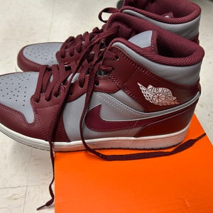 Unisex Size M 10.0 (W 11.0) Adult Air Jordan Jordan 1 mid Shoes (Used)