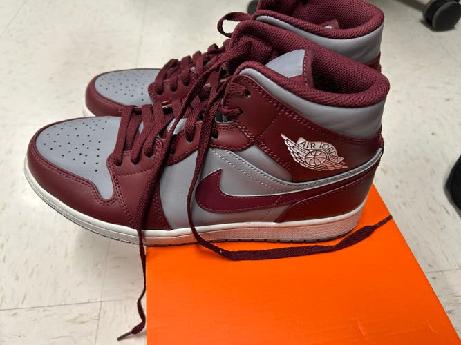 Unisex Size M 10.0 (W 11.0) Adult Air Jordan Jordan 1 mid Shoes (Used)