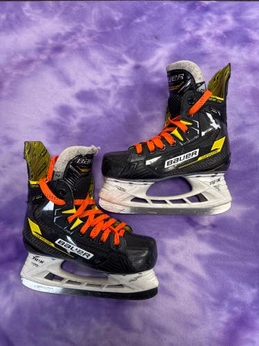 Junior Bauer Supreme M4 Hockey Skates Regular Width Size 2 (Used)