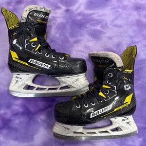 Junior Bauer Supreme M4 Hockey Skates Regular Width Size 3 (Used)