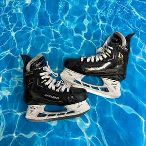 Junior Bauer Supreme M5 Pro Hockey Skates Regular Width Size 3 (Used)