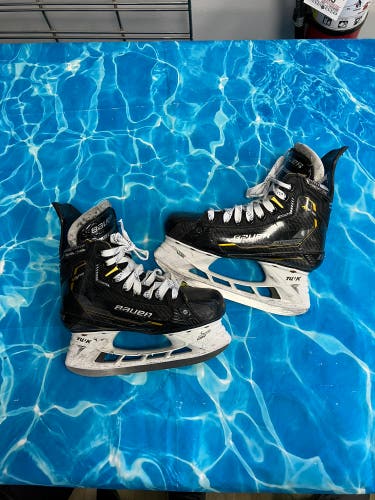 Junior Bauer Supreme M5 Pro Hockey Skates Regular Width Size 3 (Used)