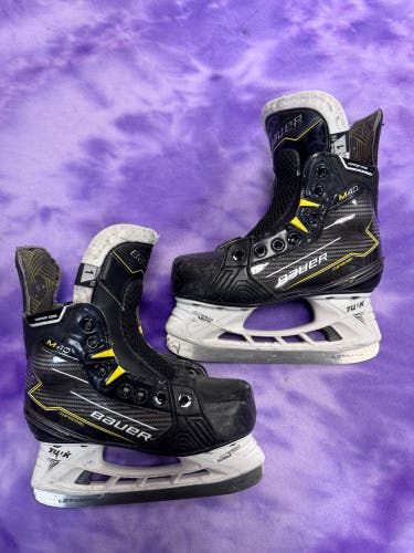 Junior Bauer Supreme M40 Hockey Skates Extra Wide Width Size 1 (Used)