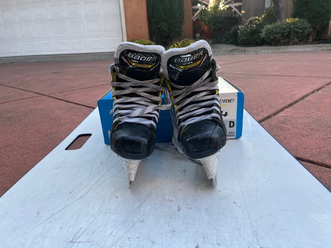 Bauer Supreme M4 Hockey Skates Regular Width Size 2.5 (Used)