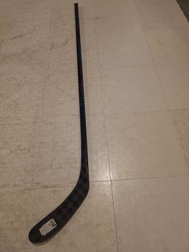 Junior Bauer Twitch Right Handed Hockey Stick P28 40 Flex (lightly used)