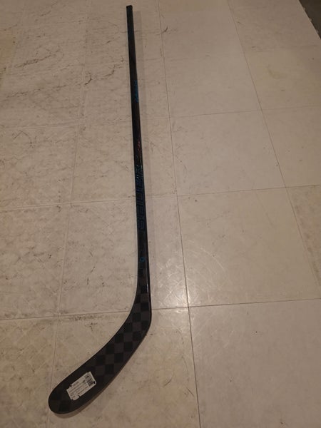 Junior Bauer Twitch Right Handed Hockey Stick P28 40 Flex (lightly used)