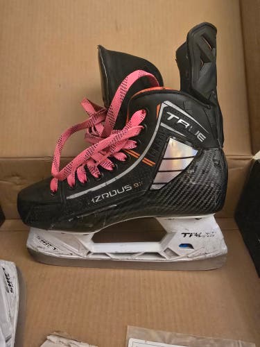 True HZRDUS 9X Hockey Skates Regular Width Size 4