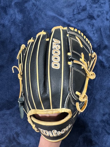 Black Adult Wilson A2000 RH Pitcher's Glove 12" (Used)