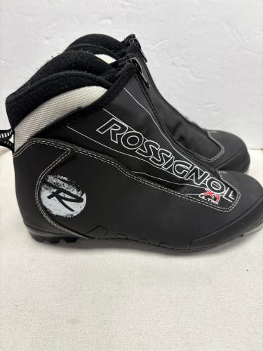 Classic Size 8.5 Rossignol Cross Country Ski Boots (Used)