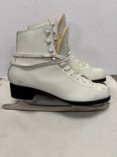 {Blank} Figure Skates B Adult 9 (Used)