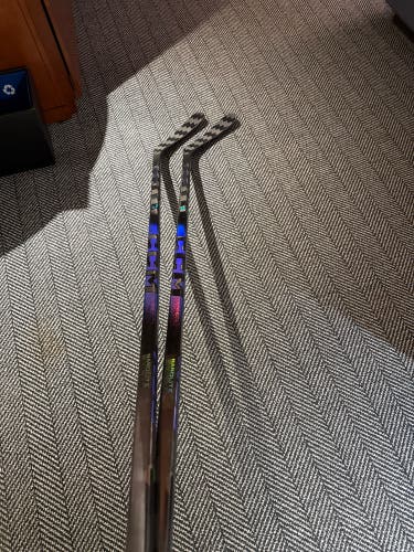 (One stick) Senior CCM Ribcor Trigger 10 Pro Right Handed Hockey Stick P29 75 Flex (New) (Real)