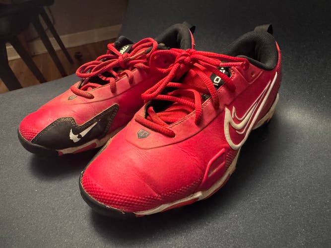 Red Kid's 6Y (Big Kids / Youth) Nike FastFlex Low Top Molded Cleats (Used)